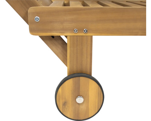 Detailansicht eines Liegestuhls aus Holz mit Rädern