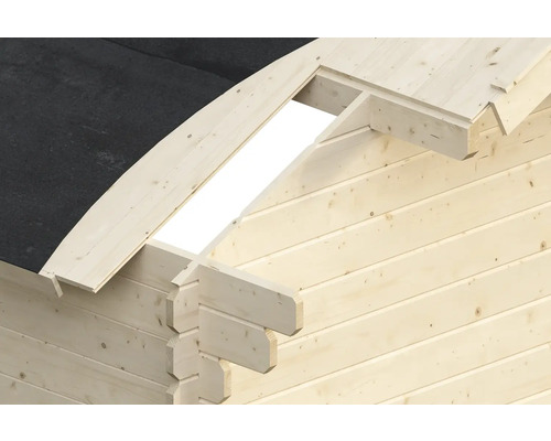 Detailansicht eines Holzgartenhauses mit Dach und Dachfenster