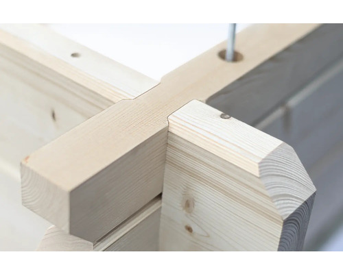 Detailansicht einer Holzkonstruktion mit Eckverbindungen.