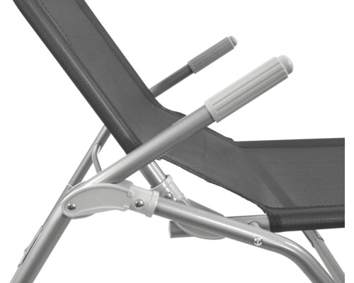 Detailansicht eines Gartenstuhls mit Aluminiumrahmen und Textilbespannung