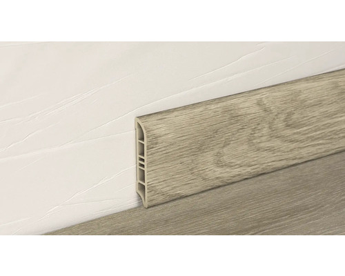 Sockelleiste aus Kunststoff mit Holzdekor an einer Wand