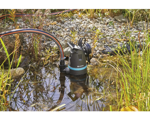 Gartenteich mit Gardena Teichpumpe und Wasserschlauch