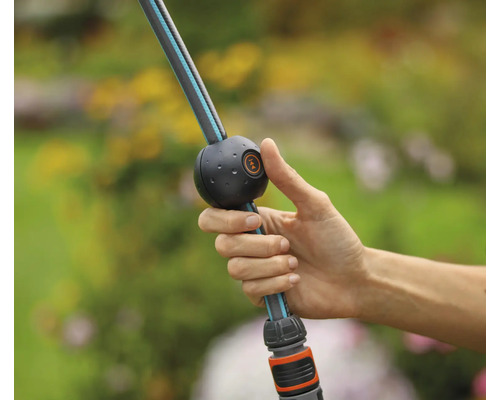 Hand bedient Gardena Wasserstrahlregler am Gartenschlauch