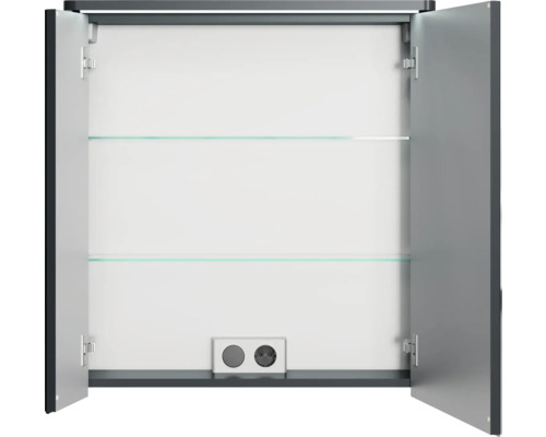 Geöffneter Spiegelschrank mit zwei Glasablagen und Steckdose