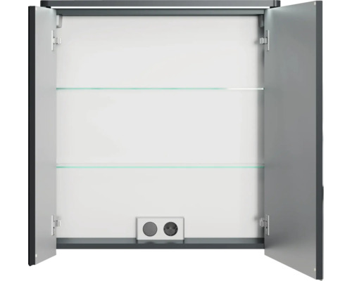 Geöffneter Spiegelschrank mit zwei Glasablagen und Steckdose