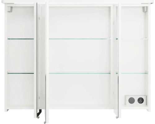 Geöffneter, weißer Spiegelschrank mit Glasablagen und Steckdose für das Badezimmer