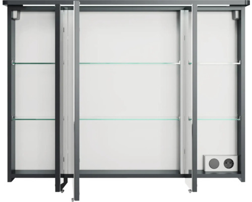 Offener Badezimmerschrank mit Glasregalen und Steckdosen