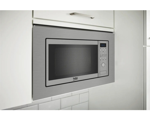 Eingebaute Mikrowelle aus Edelstahl in einer Küchenzeile