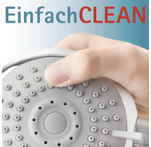 Eine Hand hält einen Duschkopf mit der Aufschrift EinfachCLEAN