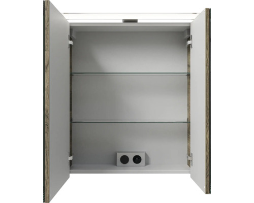 Geöffneter Spiegelschrank mit zwei Glasablagen und Steckdose