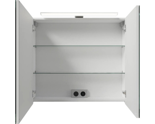 Geöffneter Spiegelschrank mit Glasablagen, Beleuchtung und Steckdosen