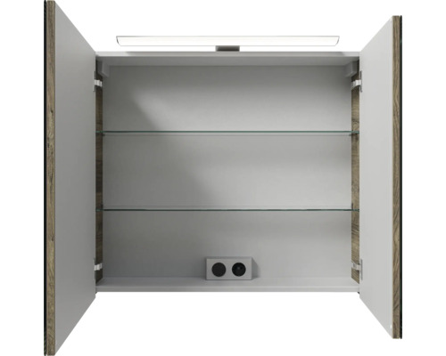 Geöffneter Spiegelschrank mit Beleuchtung, Glasablagen und Steckdose