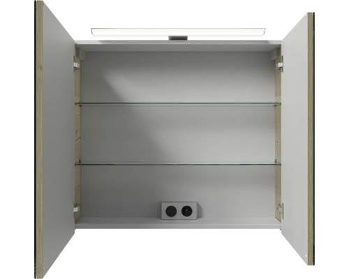 Geöffneter Spiegelschrank mit Glasablagen, Beleuchtung und Steckdosen