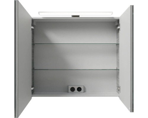 Geöffneter Spiegelschrank mit zwei Glaseinlegeböden und Beleuchtung