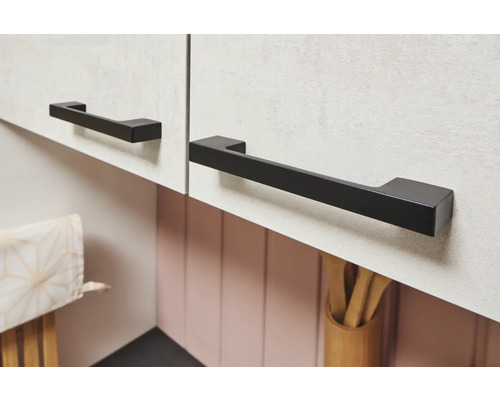 Schwarze Möbelgriffe an hellen Schränken