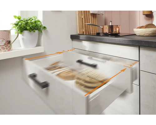 Küchenszene mit offenem Schubladenauszug