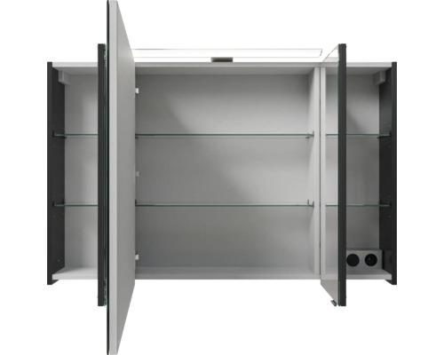 Geöffneter Spiegelschrank mit Glasablagen und Beleuchtung