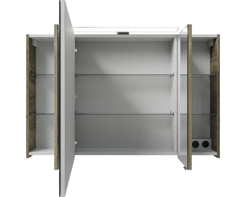 Geöffneter Spiegelschrank mit Glasböden und Beleuchtung für das Badezimmer