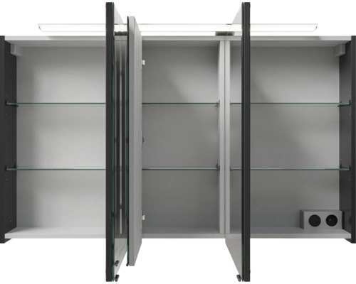 Geöffneter Spiegelschrank mit Beleuchtung und Glasablagen