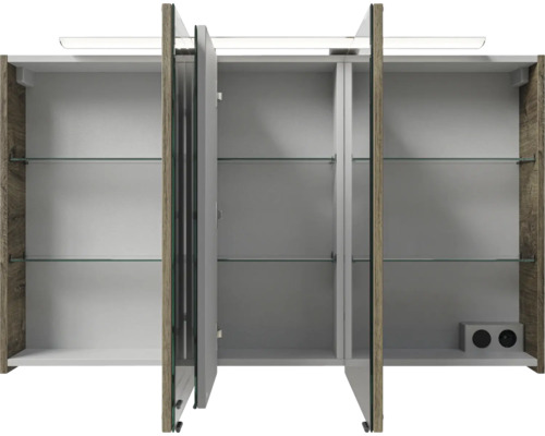 Geöffneter Spiegelschrank mit Glasablagen und Beleuchtung