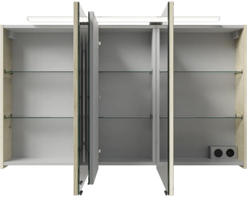 Geöffneter Spiegelschrank mit Glasablagen und Beleuchtung