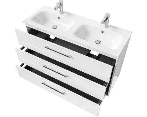 Waschtisch mit zwei Waschbecken und offenen Schubladen zur Aufbewahrung im Badezimmer