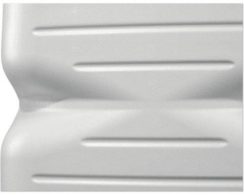 Detailansicht einer weißen Kunststoffflasche mit horizontalen Rillen