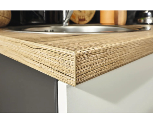 Detailansicht einer Arbeitsplatte aus Holz in einer Küche