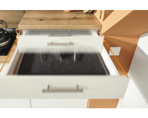 Geöffnete Küchenschubladen mit Einsätzen für Utensilien