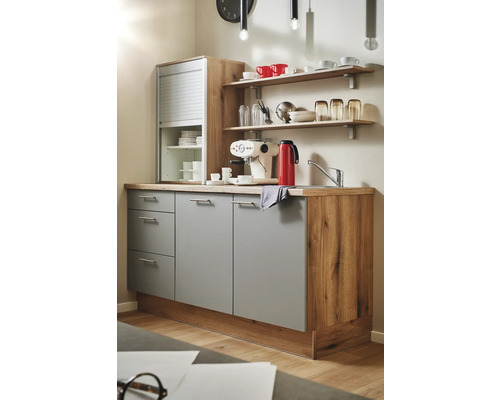 Küchenzeile mit Spüle, Regalen und Rollladenschrank