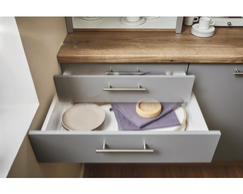 Küchenschrank mit offenen Schubladen zur Aufbewahrung von Geschirr