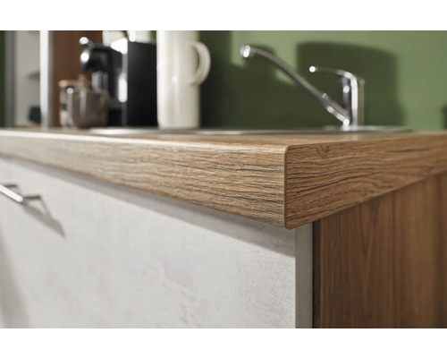 Detailaufnahme einer Küchenarbeitsplatte mit Holzstruktur und einer Spüle