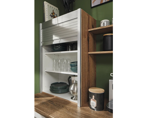 Küchenschrank mit Rollladen, Regalen und Geschirr