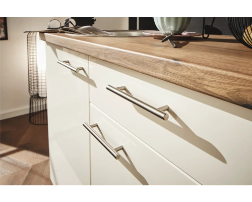 Detailansicht eines Küchenschranks mit Arbeitsplatte und Schubladen mit Griffen