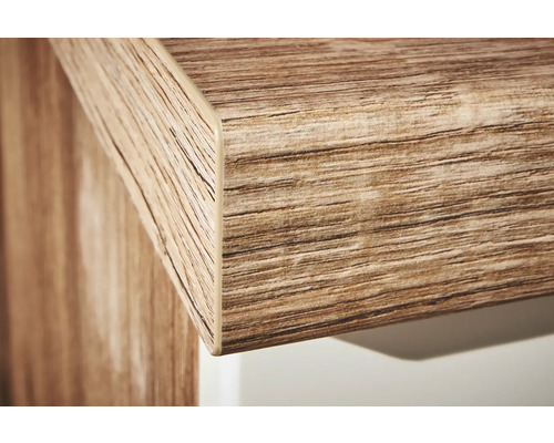 Detailansicht einer Arbeitsplatte mit Holzmaserung