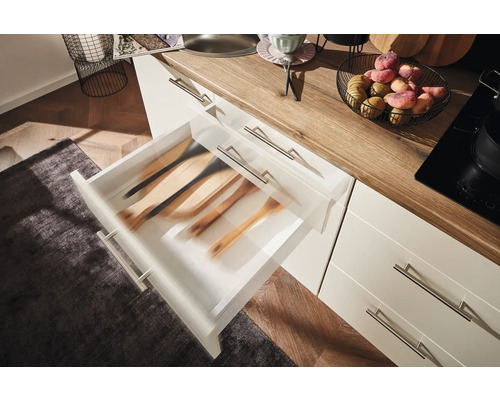 Küchenszene mit Schublade und Holzlöffeln