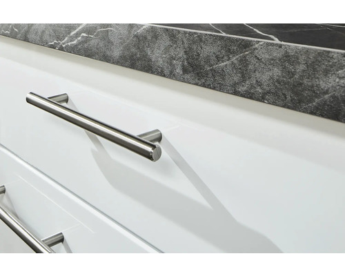 Küchenschrankdetail mit Griff und Arbeitsplatte