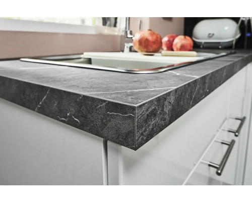 Küchenarbeitsplatte mit dunkler Steinoptik und Spüle