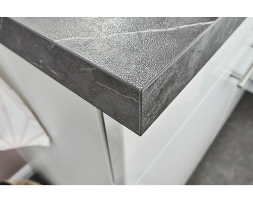 Detailaufnahme einer Arbeitsplatte mit Steinoptik