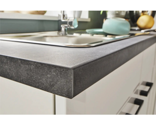Küchenarbeitsplatte aus Stein mit Spüle auf weißen Schränken