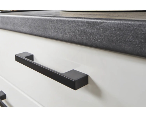 Detailansicht einer Arbeitsplatte mit schwarzem Griff an einer Schublade