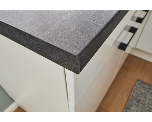 Küchenarbeitsplatte mit Steindekor auf Küchenschrank