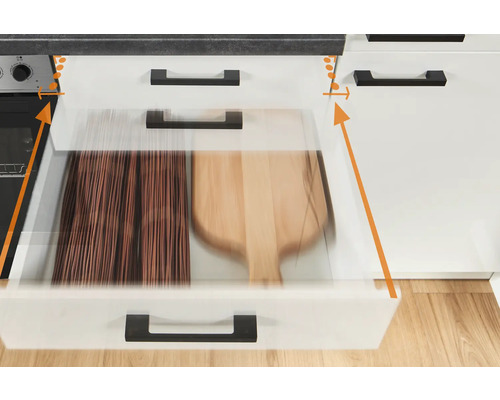 Offene Küchenschublade mit Küchenutensilien