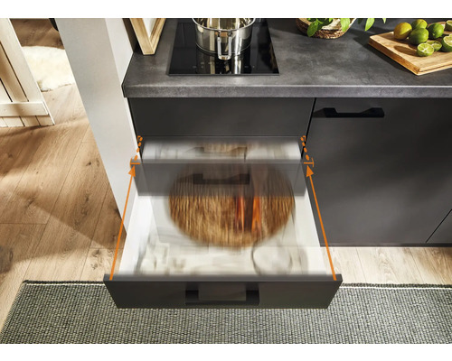 Küchenschrank mit offenem Schubfach zur Aufbewahrung von Küchenutensilien