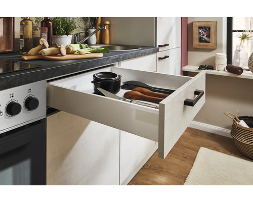 Küchenszene mit geöffneter Schublade gefüllt mit Kochutensilien