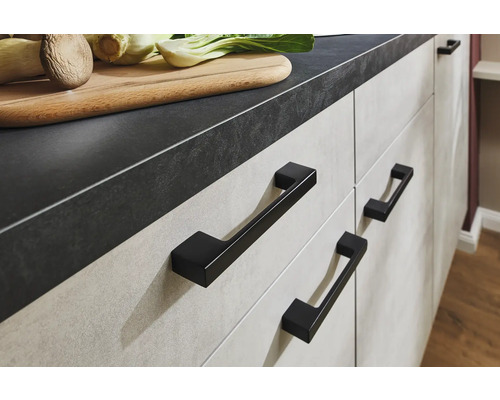 Küchenarbeitsplatte mit Gemüse und Küchenschrankgriffen