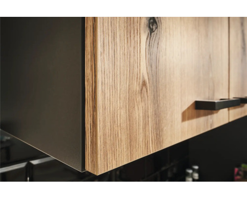 Detailaufnahme von Küchenschränken mit Holzstruktur und Griffen