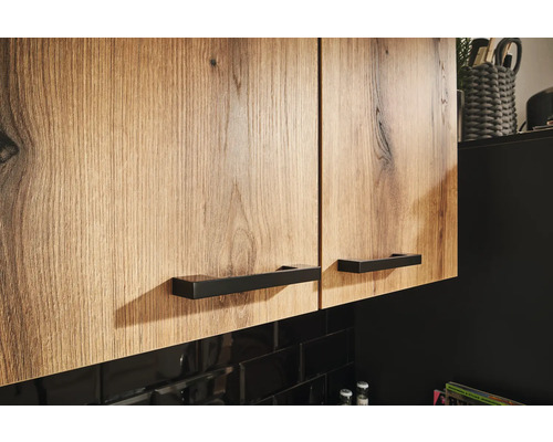 Küchenoberschränke mit Holzdekor und schwarzen Griffen