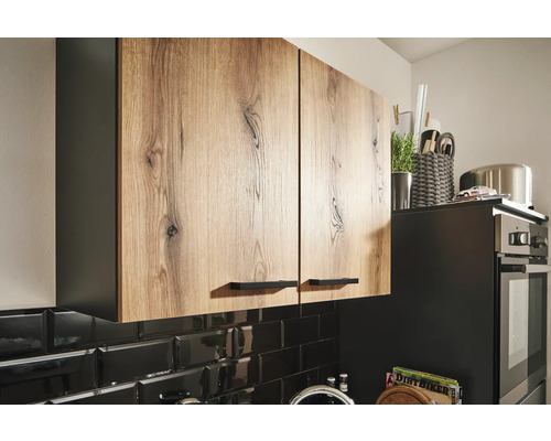 Küchenoberschränke mit Holzdekor und schwarzen Griffen in einer Küche