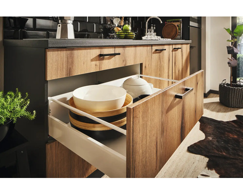 Küchenunterschrank mit Auszug und Geschirr